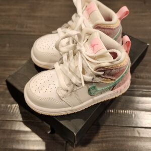 Jordan 1 Mid Se Nike Kids White Sneakers with Pink and Teal Accents